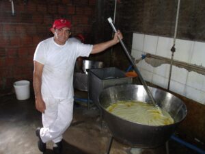 Inácio Queijeiro vai fabricar queijo de manteiga ao vivo na feirinha de São José