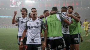 Atlético-MG atropela Flamengo no Maracanã e entra de vez na briga pelo Brasileirão